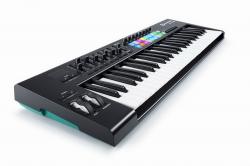 Миди-клавиатура, 49 клавиш, Pitch/Mod контроллеры, полноцветные пэды, питание от USB NOVATION LAUNCHKEY 49 MK2