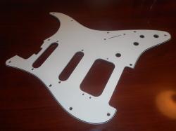 American Elite HSS Stratocaster pickguard, parchment трехслойный пластик FENDER 7708039000
