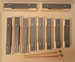 Металлофон разборный (глокеншпиль) альт 8 нот+2 полутона, 2 палочки SINKOPA SGBA10