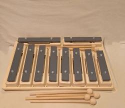 Металлофон разборный (глокеншпиль) альт 8 нот+2 полутона, 10 палочек, в кейсе SINKOPA SGBA11