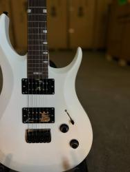 Электрогитара, чехол в комплекте BULLFIGHTER D-180 With bag, White