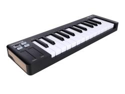 MIDI клавиатура 25 клавиш, чувствительных к скорости нажатия, сенсорные полосы pitch и modulation, режим игры аккордами, разъем для подключения педали, type-c, ПО: Analog Lab Intro, Ableton Live Lite. Цвет - черный. ARTURIA MicroLab 3 Black
