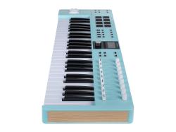 MIDI клавиатура 49 клавиш, LCD дисплей, 9 энкодеров, 8 пэдов, 9 фейдеров, 12 кнопок управления, колеса высоты тона и модуляции, 1/4