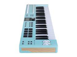 MIDI клавиатура 49 клавиш, LCD дисплей, 9 энкодеров, 8 пэдов, 9 фейдеров, 12 кнопок управления, колеса высоты тона и модуляции, 1/4