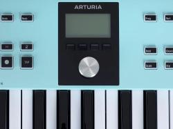 MIDI клавиатура 49 клавиш, LCD дисплей, 9 энкодеров, 8 пэдов, 9 фейдеров, 12 кнопок управления, колеса высоты тона и модуляции, 1/4