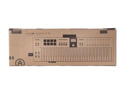 MIDI клавиатура 49 клавиш, LCD дисплей, 9 энкодеров, 8 пэдов, 9 фейдеров, 12 кнопок управления, колеса высоты тона и модуляции, 1/4