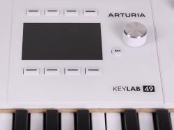 MIDI клавиатура 49 клавиш, полувзвешенная механика, дисплей, 12 пэдов , 9 фейдеров, 9 поворотных регуляторов, 3 входа для подключения педалей, MIDI in/out, USB-C ARTURIA KeyLAB 49 MK3 White