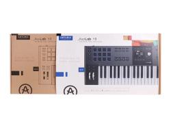 MIDI клавиатура 49 клавиш, полувзвешенная механика, дисплей, 12 пэдов , 9 фейдеров, 9 поворотных регуляторов, 3 входа для подключения педалей, MIDI in/out, USB-C ARTURIA KeyLAB 49 MK3 Black