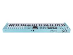 MIDI клавиатура 61 клавиша, LCD дисплей, 9 энкодеров, 8 пэдов, 9 фейдеров, 12 кнопок управления, колеса высоты тона и модуляции, 1/4