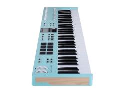 MIDI клавиатура 61 клавиша, LCD дисплей, 9 энкодеров, 8 пэдов, 9 фейдеров, 12 кнопок управления, колеса высоты тона и модуляции, 1/4