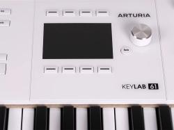 MIDI клавиатура 61 клавиша, полувзвешенная механика, дисплей, 12 пэдов , 9 фейдеров, 9 поворотных регуляторов, 3 входа для подключения педалей, MIDI in/out, USB-C ARTURIA KeyLAB 61 MK3 White