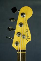 Бас гитара с кейсом, год выпуска 1998 FENDER American Deluxe Precision Bass DN814428