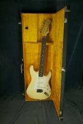 Электрогитара, реплика Strat, изготовлена в 1977 году GUYATONE Custom Stratocaster