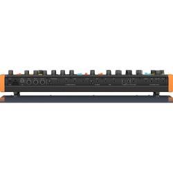 Аналоговый синтезатор, 4-голосная полифония, 37 полноразмерных клавиш, 4 VCO с 5 формами волны, Ladder фильтр BEHRINGER POLY D