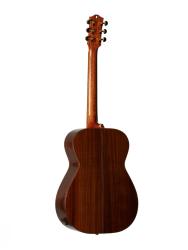 Шестиструнная электроакустическая гитара Maton с компактным корпусом формы 808. Верхняя дека выполнена из массива ситхинской ели класса AAA, задняя дека и обечайки — из массива индийского палисандра. Оснащена звукоснимателем AP5 Pro и колками Grover Rotomatic. В комплекте жёсткий кейс Hiscox Flightcase. MATON EM100-808