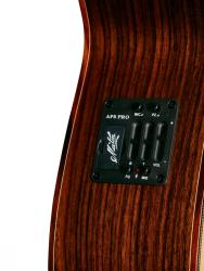 Шестиструнная электроакустическая гитара Maton с компактным корпусом формы 808. Верхняя дека выполнена из массива ситхинской ели класса AAA, задняя дека и обечайки — из массива индийского палисандра. Оснащена звукоснимателем AP5 Pro и колками Grover Rotomatic. В комплекте жёсткий кейс Hiscox Flightcase. MATON EM100-808
