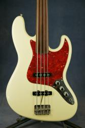 Безладовая бас-гитара, производство Япония, в отличном состоянии FENDER Jazz Bass JB-62 Fretless